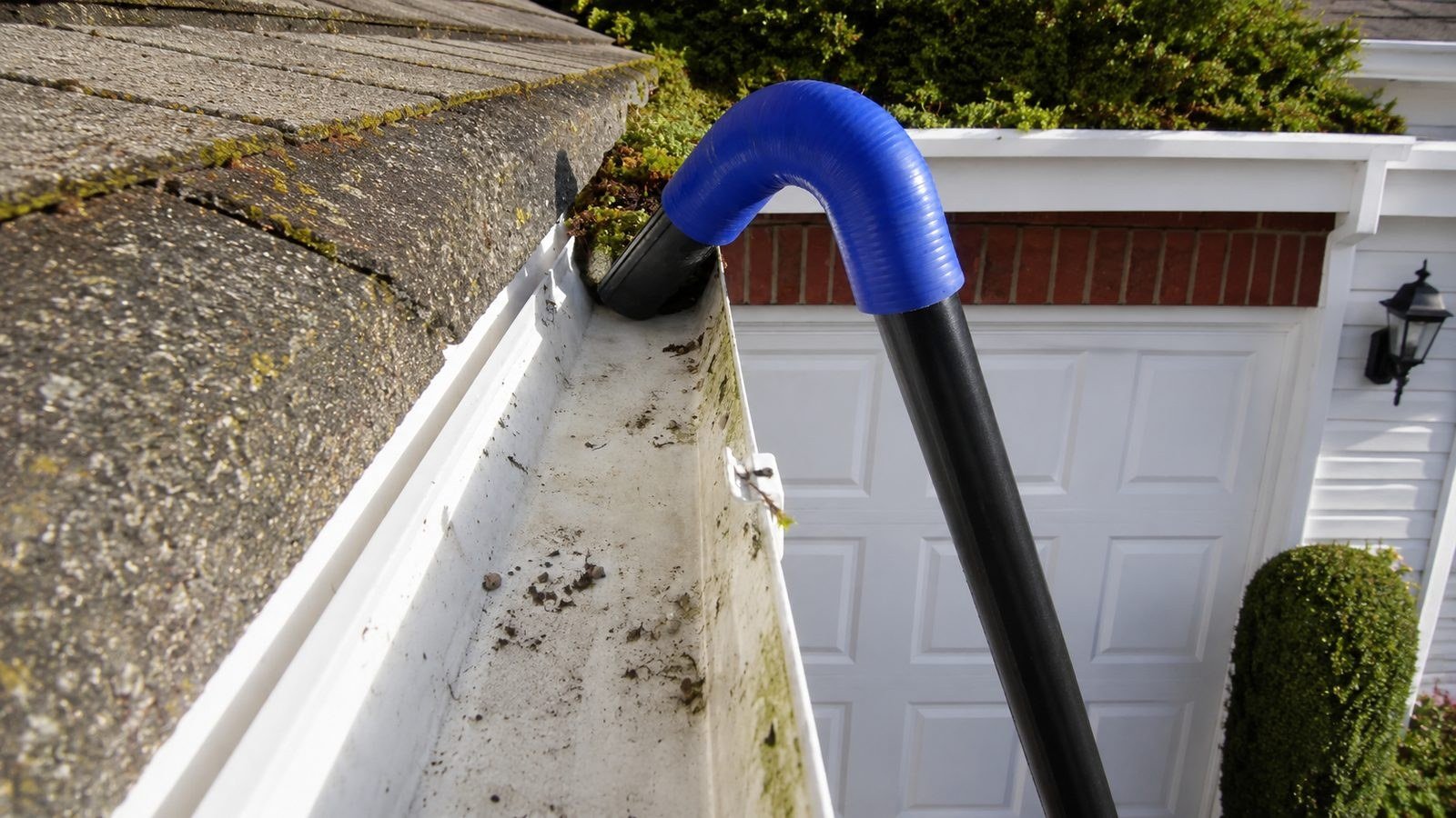 Gutter Vacuum SkyVac eresztisztító cső munka közben, ipari vákuumos rendszerrel